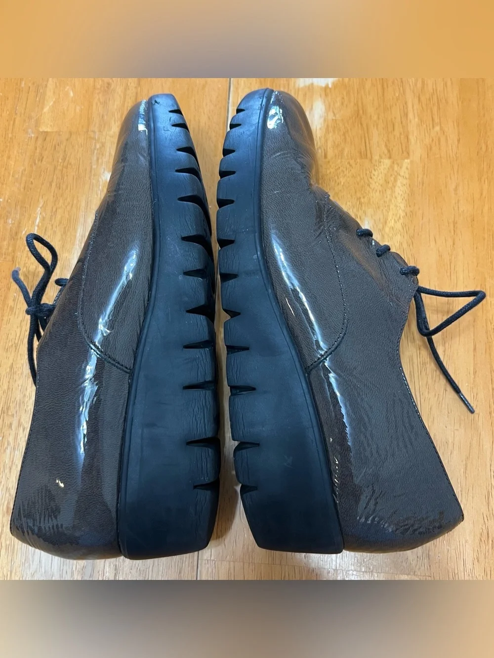 Wonders Fly Olive Green Patent Leather Platform Oxford, Size 7.5. Made in Spain